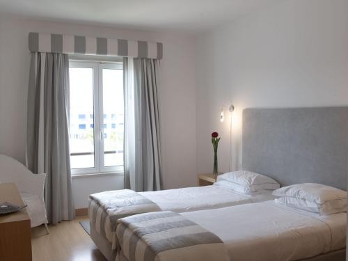 One-Bedroom Suite with Marina or Pool View (3-4 Adults)